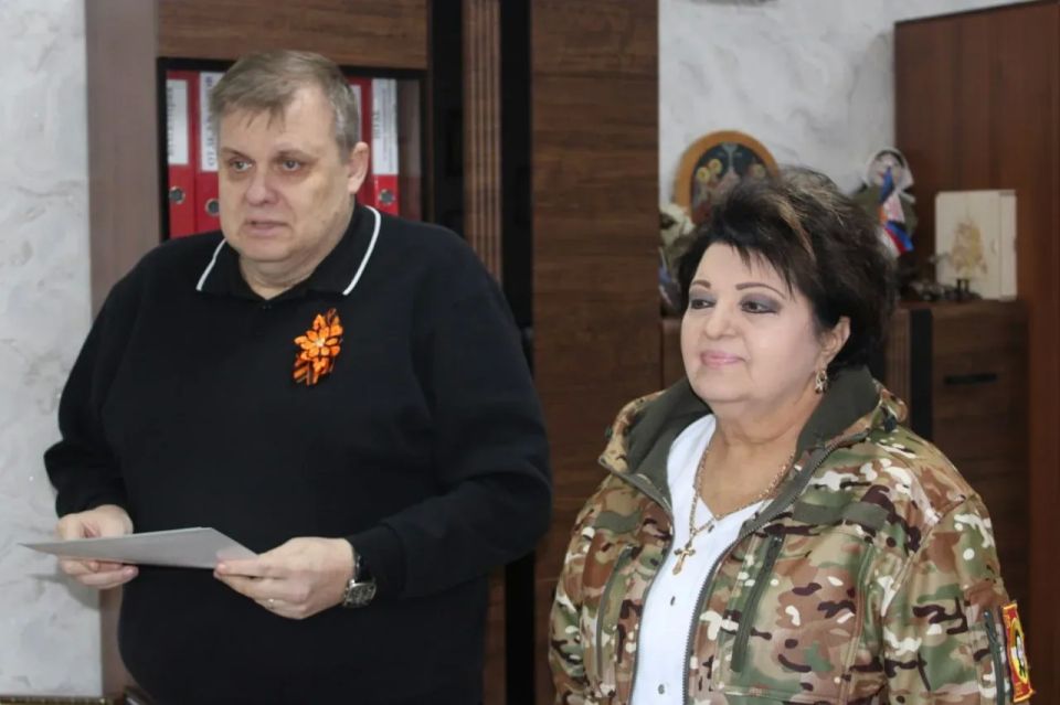Замглавы администрации Горловки вручил Благодарности врачам из Кузбасса