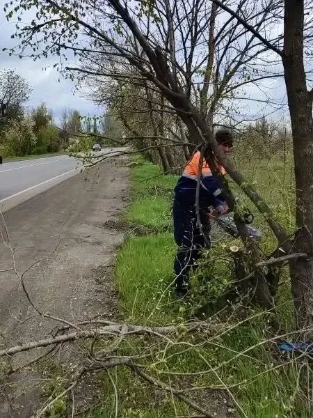 #СОДЕРЖАНИЕ_СВОД за сутки. Особое внимание на выходных уделили уборке аварийных веток и деревьев вдоль дорог общего пользования В период сильных ветров это становится особенно важным для обеспечения безопасности... #СОДЕРЖАНИЕ_СВОД за сутки. Особое внимание на выходных уделили уборке аварийных веток и деревьев вдоль дорог общего пользования В период сильных ветров это становится особенно важным для обеспечения безопасности...