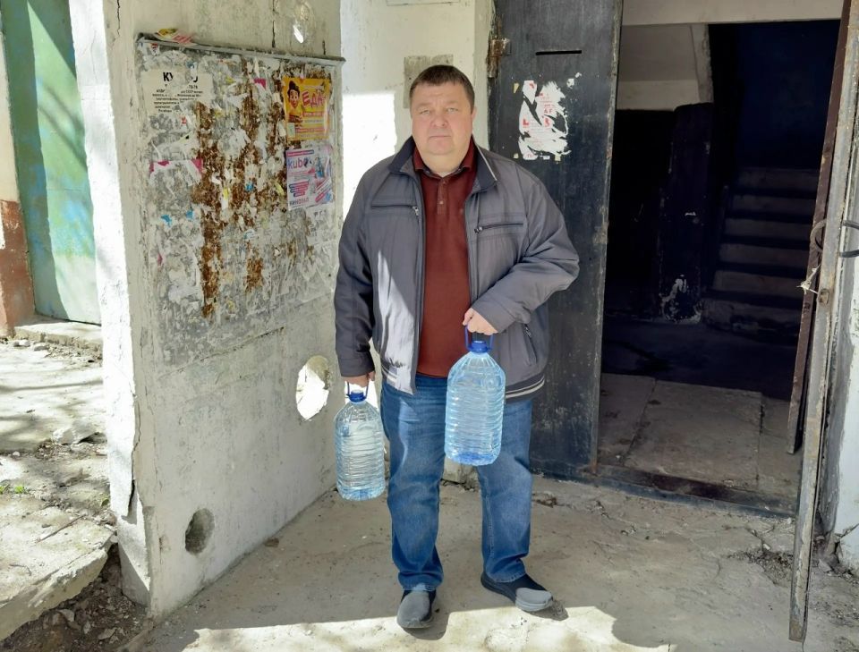 Роман Конев: 28 апреля 2026 года депутаты Горловского городского совета от «Единой России» — Елена Кузьмина, Александр Кунов, Олег Сладкевич, Максим Лебедев, Даниил Карабаев и Алексей Костин — посетили места подвоза воды и... Роман Конев: 28 апреля 2026 года депутаты Горловского городского совета от «Единой России» — Елена Кузьмина, Александр Кунов, Олег Сладкевич, Максим Лебедев, Даниил Карабаев и Алексей Костин — посетили места подвоза воды и...
