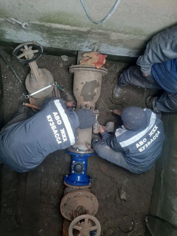 Кузбасский аварийно-восстановительный отряд продолжает работу в Горловке Кузбасский аварийно-восстановительный отряд продолжает работу в Горловке