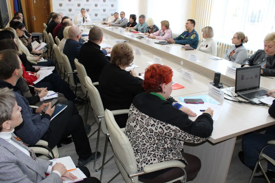 Иван Приходько: Провел аппаратное совещание администрации городского округа Горловка Донецкой Народной Республики, в котором приняли участие руководители структурных подразделений администрации, представители силовых... Иван Приходько: Провел аппаратное совещание администрации городского округа Горловка Донецкой Народной Республики, в котором приняли участие руководители структурных подразделений администрации, представители силовых...