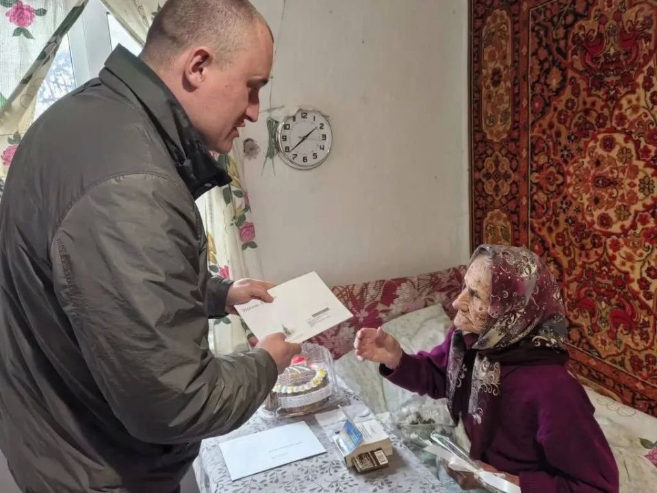 Долгожительницу Никитовского внутригородского района поздравили со столетним юбилеем Долгожительницу Никитовского внутригородского района поздравили со столетним юбилеем