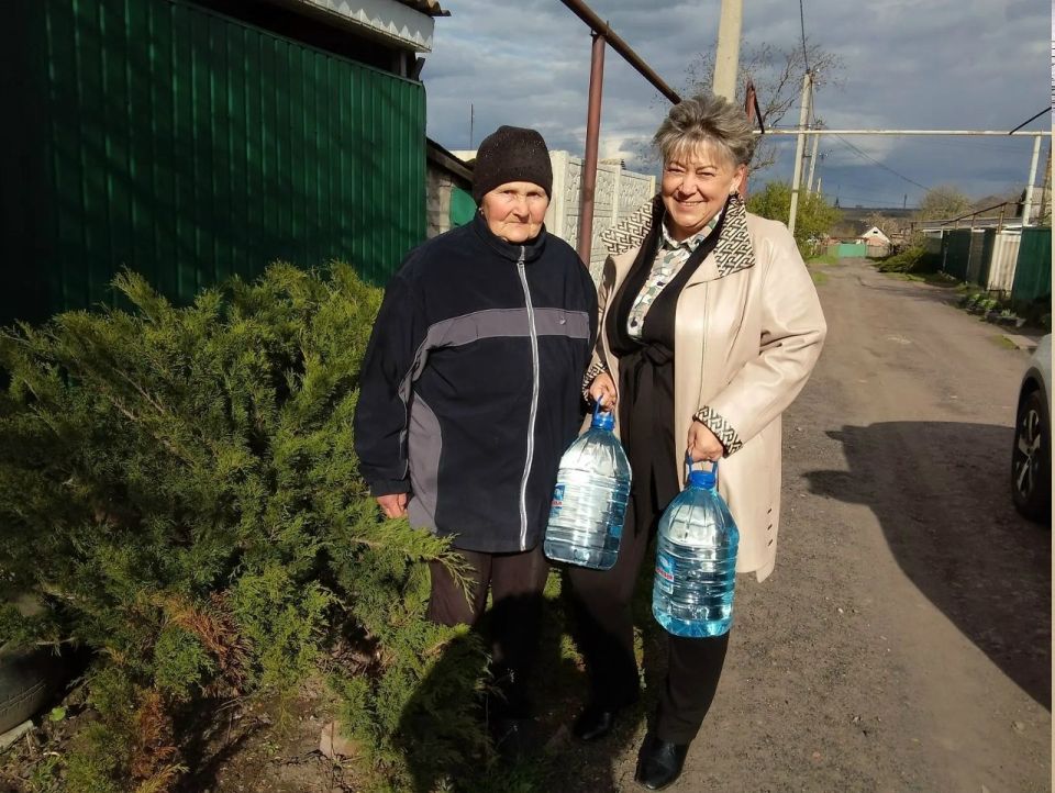 Роман Конев: 27 апреля 2026 года депутат Горловского городского совета от «Единой России» Светлана Кочетова осуществила адресный подвоз воды