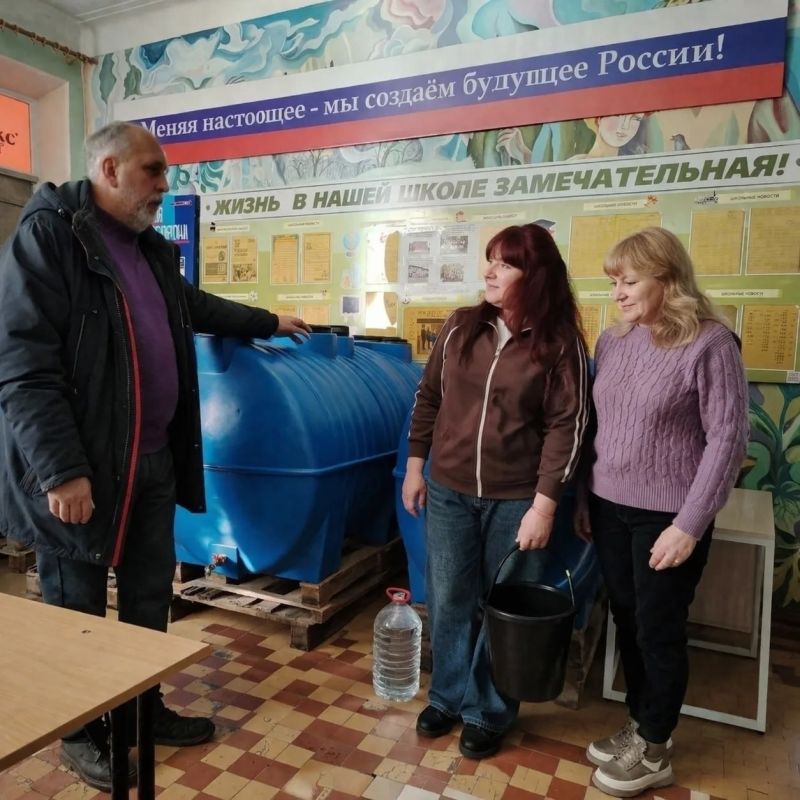 Роман Конев: 28 апреля 2026 года депутаты Горловского городского совета от «Единой России» — Елена Кузьмина, Александр Кунов, Олег Сладкевич, Максим Лебедев, Даниил Карабаев и Алексей Костин — посетили места подвоза воды и... Роман Конев: 28 апреля 2026 года депутаты Горловского городского совета от «Единой России» — Елена Кузьмина, Александр Кунов, Олег Сладкевич, Максим Лебедев, Даниил Карабаев и Алексей Костин — посетили места подвоза воды и...