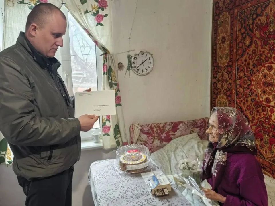 Долгожительницу Никитовского внутригородского района поздравили со столетним юбилеем