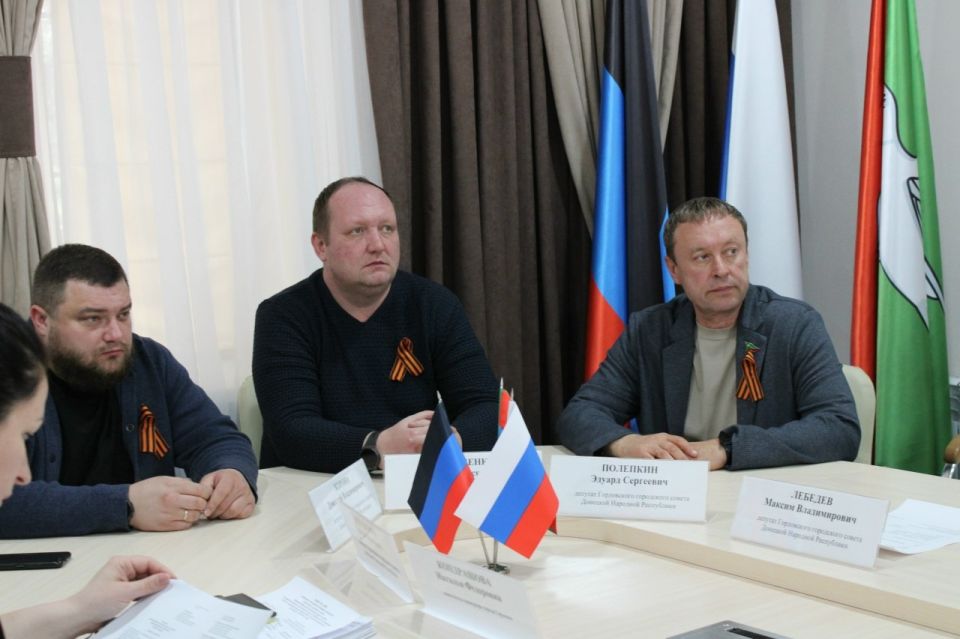 Роман Конев: 29 апреля 2026 года я провёл шестьдесят пятое внеочередное заседание Горловского городского совета Донецкой Народной Республики первого созыва Роман Конев: 29 апреля 2026 года я провёл шестьдесят пятое внеочередное заседание Горловского городского совета Донецкой Народной Республики первого созыва