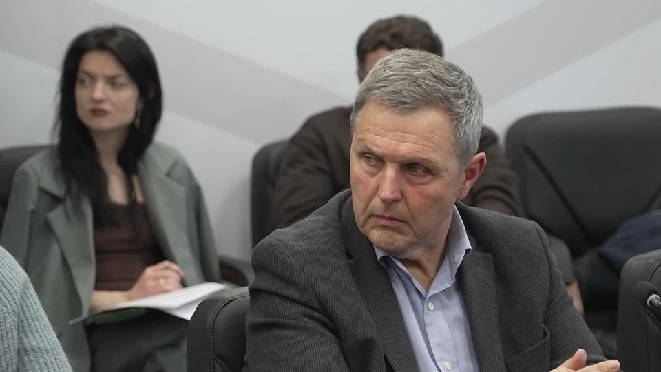 Глава ДНР Денис Пушилин провел еженедельное оперативное совещание с руководителями органов исполнительной власти и главами муниципальных образований