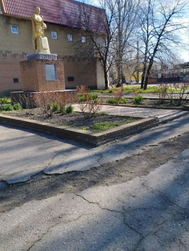 В Никитовском внутригородском районе города Горловка продолжаются работы в рамках двухмесячника по благоустройству В Никитовском внутригородском районе города Горловка продолжаются работы в рамках двухмесячника по благоустройству