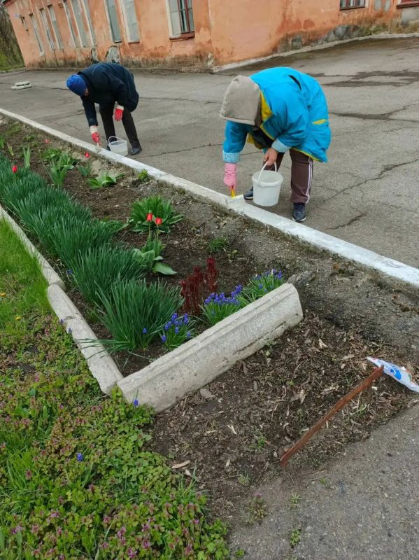 В Никитовском внутригородском районе города Горловка продолжаются работы в рамках двухмесячника по благоустройству В Никитовском внутригородском районе города Горловка продолжаются работы в рамках двухмесячника по благоустройству