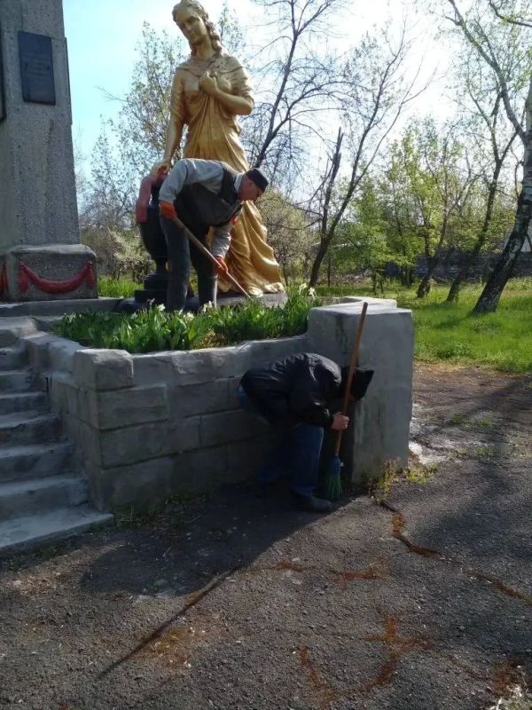 В Никитовском внутригородском районе города Горловка продолжаются работы в рамках двухмесячника по благоустройству В Никитовском внутригородском районе города Горловка продолжаются работы в рамках двухмесячника по благоустройству