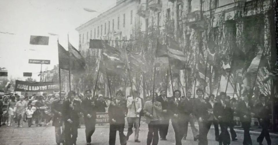 «Я стараюсь заполнить, уплотнить свой рабочий день, не растрачивать время, дорогое и для меня, и для государства. Если на нашей шахте и на всех шахтах каждый забойщик полностью использует свое рабочее время, он сделает... «Я стараюсь заполнить, уплотнить свой рабочий день, не растрачивать время, дорогое и для меня, и для государства. Если на нашей шахте и на всех шахтах каждый забойщик полностью использует свое рабочее время, он сделает...