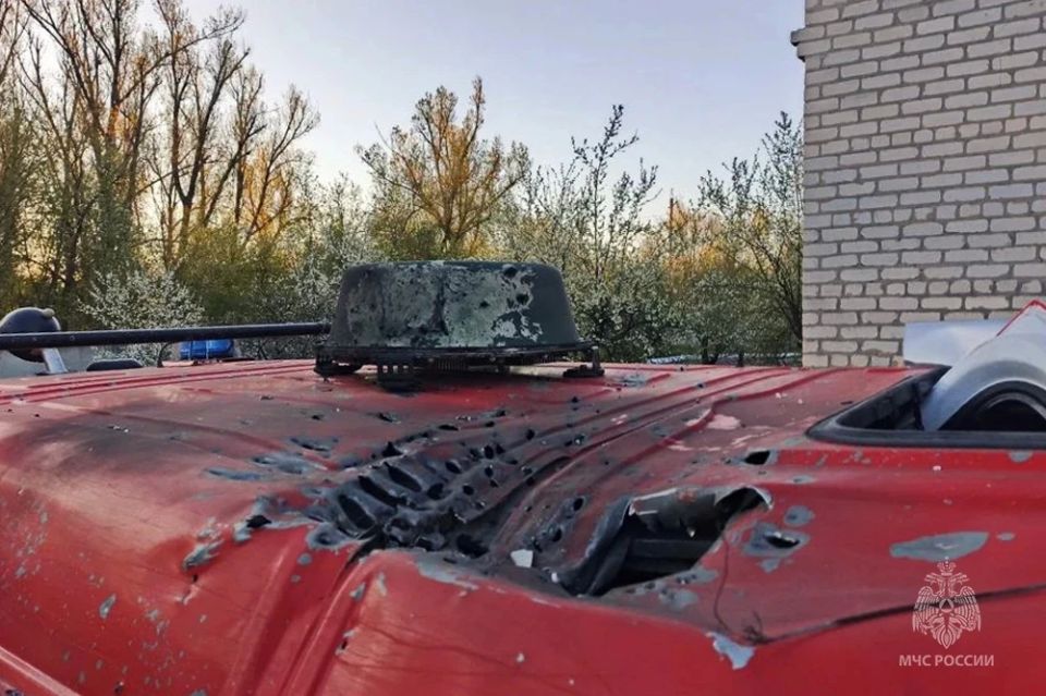 В Горловке дроны ВСУ атаковали сотрудников и технику МЧС России В Горловке дроны ВСУ атаковали сотрудников и технику МЧС России
