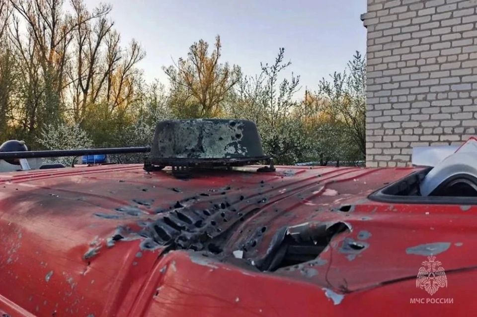 В Горловке дроны ВСУ атаковали сотрудников и технику МЧС России В Горловке дроны ВСУ атаковали сотрудников и технику МЧС России