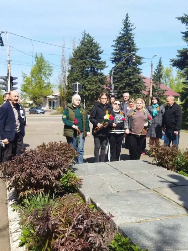 Торжественное возложение цветов к памятнику «Братская могила советским воинам» в Горловке Торжественное возложение цветов к памятнику «Братская могила советским воинам» в Горловке