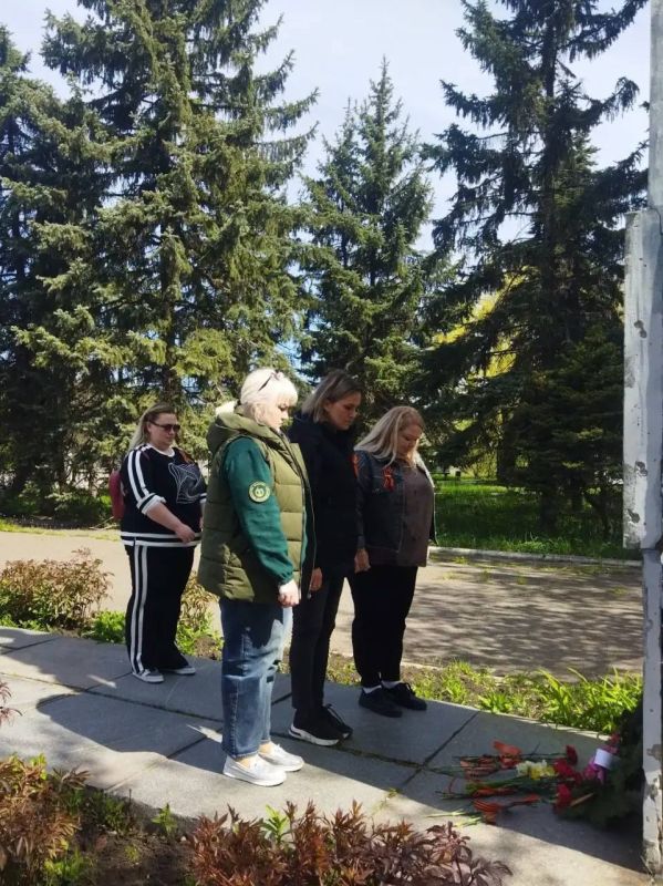 Торжественное возложение цветов к памятнику «Братская могила советским воинам» в Горловке Торжественное возложение цветов к памятнику «Братская могила советским воинам» в Горловке