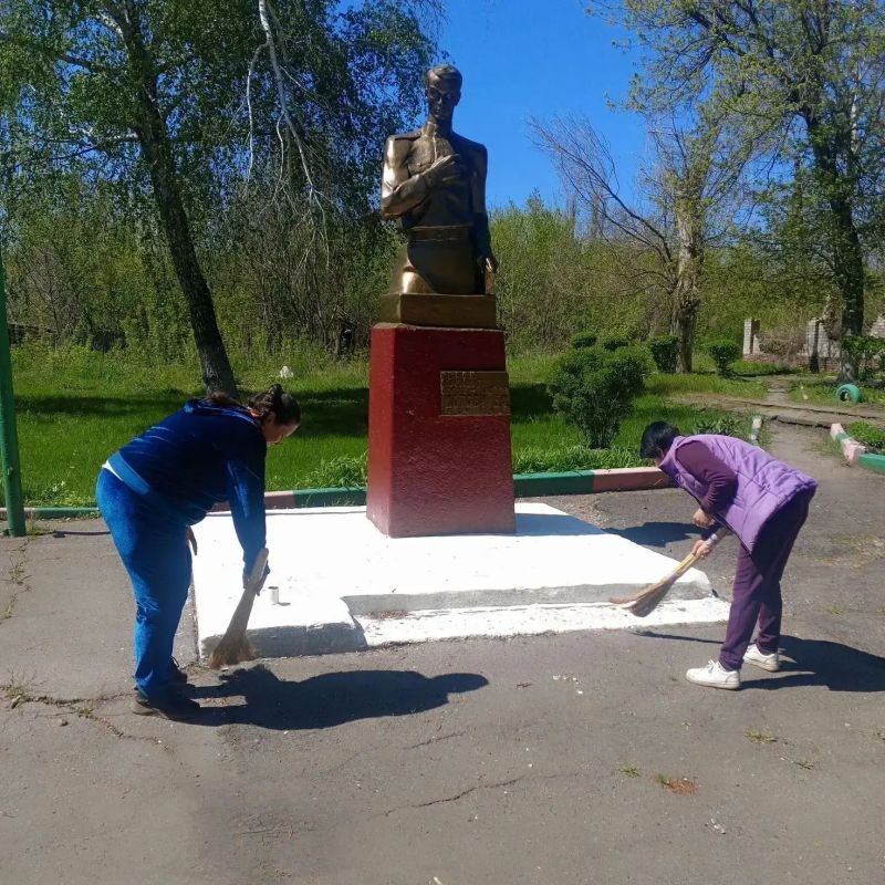 Партийцы Калининского района привели в порядок мемориал Героя Советского Союза Бориса Котова Партийцы Калининского района привели в порядок мемориал Героя Советского Союза Бориса Котова