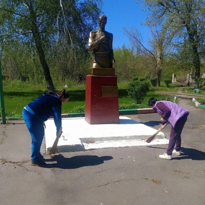 Роман Конев: В рамках инициативы «Историческая память» от «Единой России» активисты первичного отделения № 20 Калининского района Горловки осуществили комплексное благоустройство памятника выдающемуся поэту и Герою... Роман Конев: В рамках инициативы «Историческая память» от «Единой России» активисты первичного отделения № 20 Калининского района Горловки осуществили комплексное благоустройство памятника выдающемуся поэту и Герою...