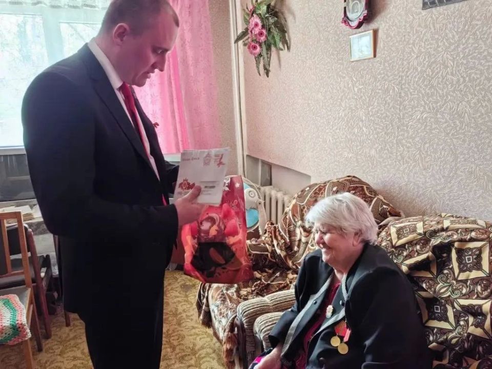 В Никитовском внутригородском районе города Горловка поздравили участников Великой Отечественной войны В Никитовском внутригородском районе города Горловка поздравили участников Великой Отечественной войны