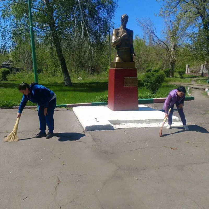 Партийцы Калининского района привели в порядок мемориал Героя Советского Союза Бориса Котова Партийцы Калининского района привели в порядок мемориал Героя Советского Союза Бориса Котова