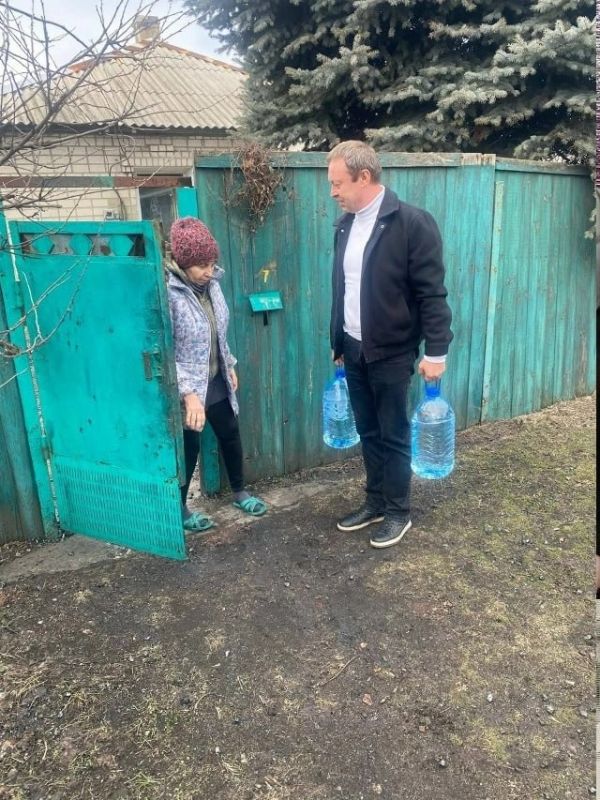 Роман Конев: 5 мая 2026 года депутаты Горловского городского совета от «Единой России» — Светлана Евсеенко, Эдуард Полепкин, Даниил Карабаев и Андрей Костюк — посетили места подвоза воды и осуществили адресный подвоз воды Роман Конев: 5 мая 2026 года депутаты Горловского городского совета от «Единой России» — Светлана Евсеенко, Эдуард Полепкин, Даниил Карабаев и Андрей Костюк — посетили места подвоза воды и осуществили адресный подвоз воды