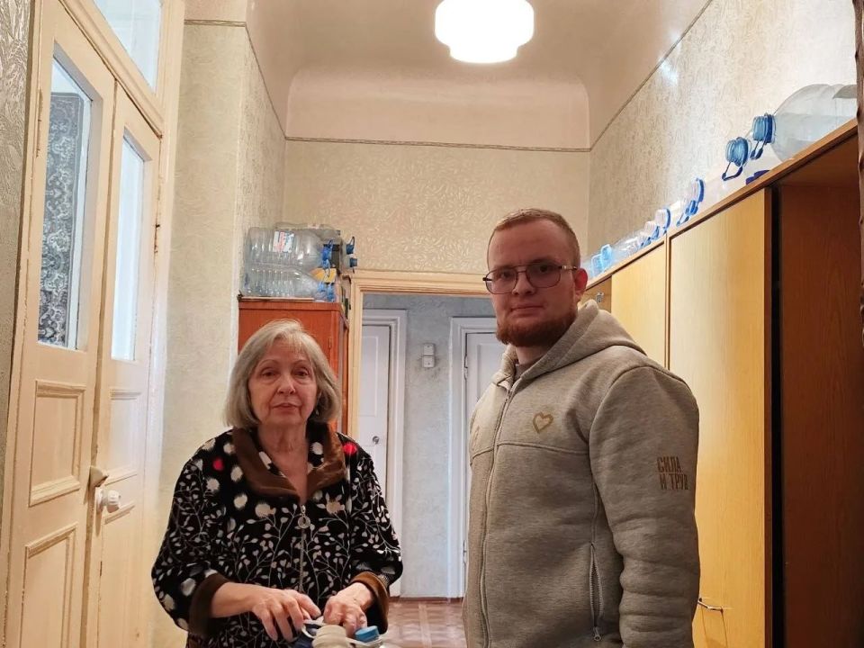 Роман Конев: 5 мая 2026 года депутаты Горловского городского совета от «Единой России» — Светлана Евсеенко, Эдуард Полепкин, Даниил Карабаев и Андрей Костюк — посетили места подвоза воды и осуществили адресный подвоз воды Роман Конев: 5 мая 2026 года депутаты Горловского городского совета от «Единой России» — Светлана Евсеенко, Эдуард Полепкин, Даниил Карабаев и Андрей Костюк — посетили места подвоза воды и осуществили адресный подвоз воды
