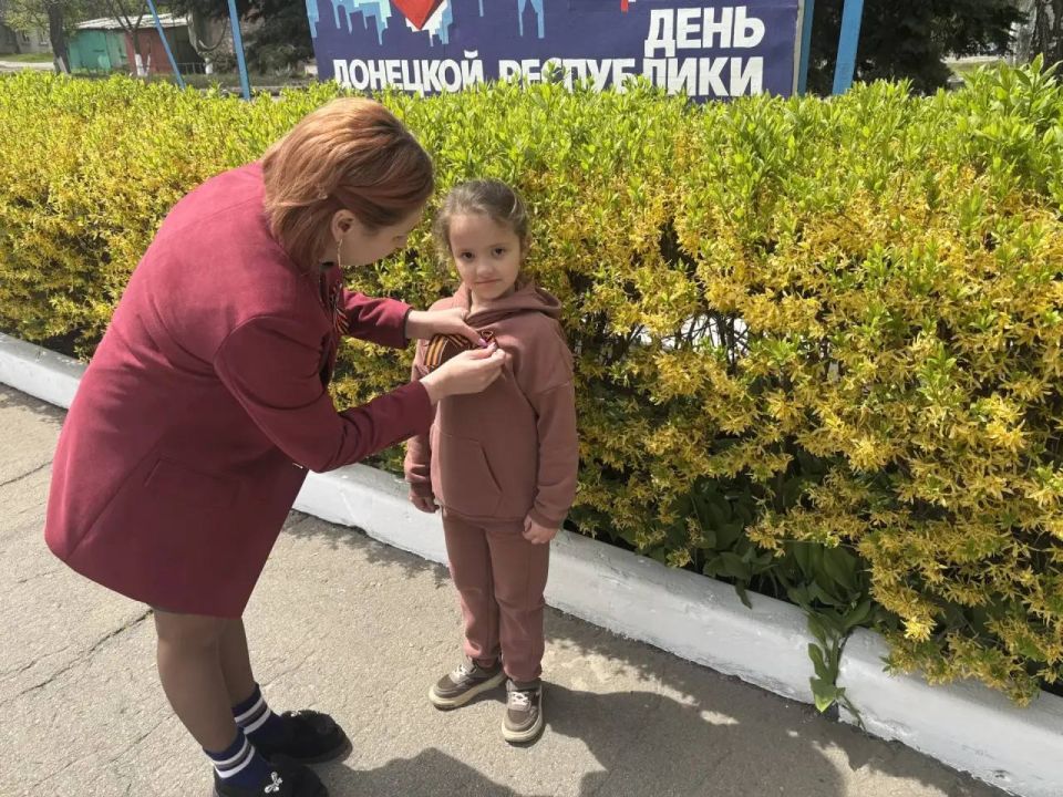 Роман Конев: К приближающемуся Дню Победы в Великой Отечественной войне в рамках партийного проекта «Единой России» «Историческая память» в Никитовском районе Горловки прошла акция «Георгиевская лента» Роман Конев: К приближающемуся Дню Победы в Великой Отечественной войне в рамках партийного проекта «Единой России» «Историческая память» в Никитовском районе Горловки прошла акция «Георгиевская лента»