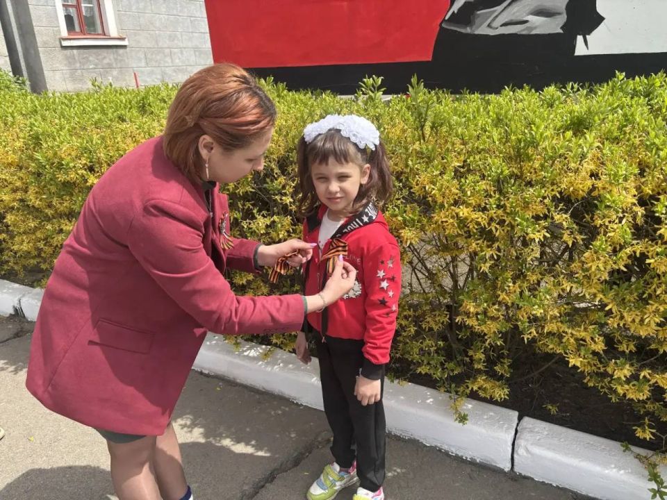 Роман Конев: К приближающемуся Дню Победы в Великой Отечественной войне в рамках партийного проекта «Единой России» «Историческая память» в Никитовском районе Горловки прошла акция «Георгиевская лента» Роман Конев: К приближающемуся Дню Победы в Великой Отечественной войне в рамках партийного проекта «Единой России» «Историческая память» в Никитовском районе Горловки прошла акция «Георгиевская лента»