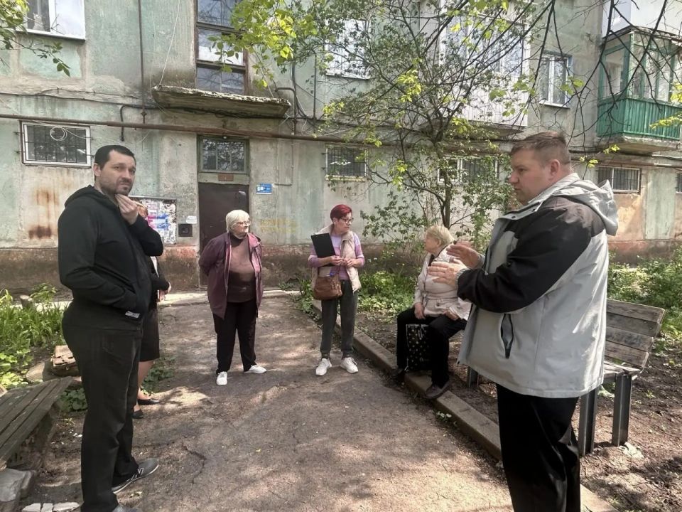 Роман Конев: В Калининском районе Горловки внедряется новая модель управления многоквартирными домами, где ключевая роль отводится «управдому» Роман Конев: В Калининском районе Горловки внедряется новая модель управления многоквартирными домами, где ключевая роль отводится «управдому»