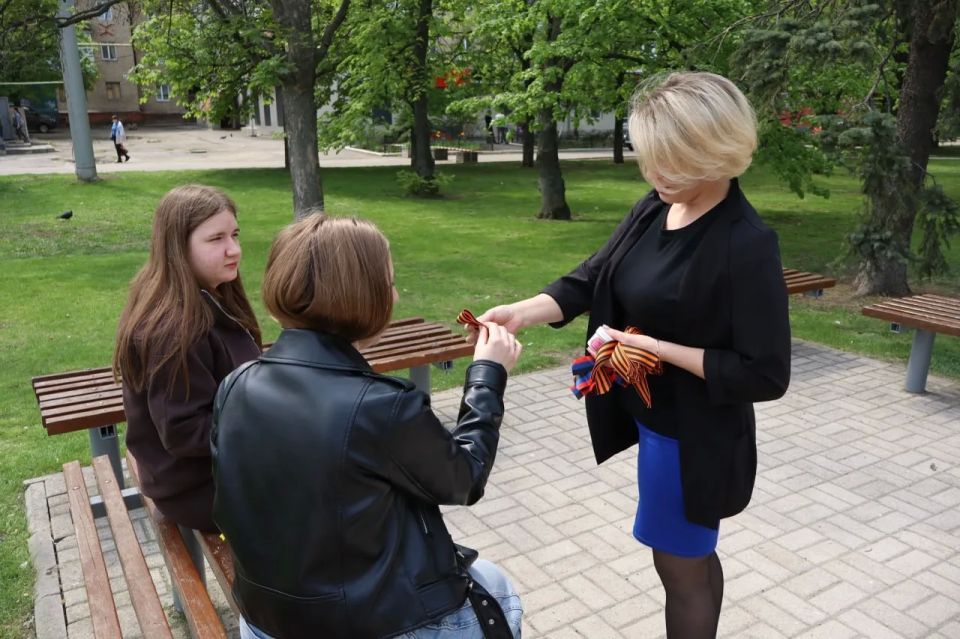 В Центрально-Городском районе Горловки прошла акция по раздаче георгиевских лент В Центрально-Городском районе Горловки прошла акция по раздаче георгиевских лент