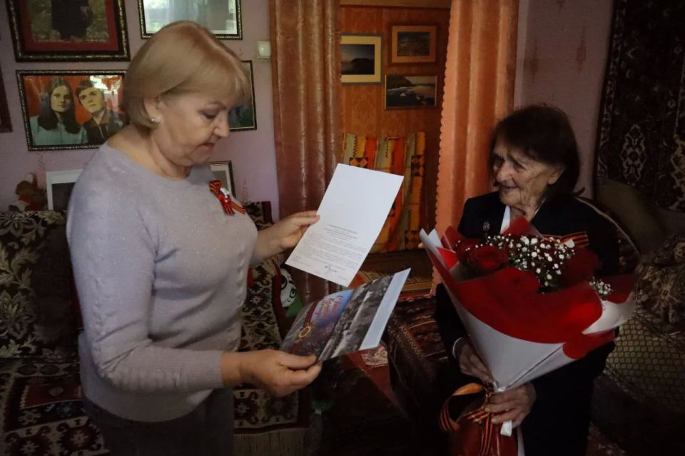 В Центрально-Городском районе Горловки поздравили участницу Великой Отечественной войны В Центрально-Городском районе Горловки поздравили участницу Великой Отечественной войны