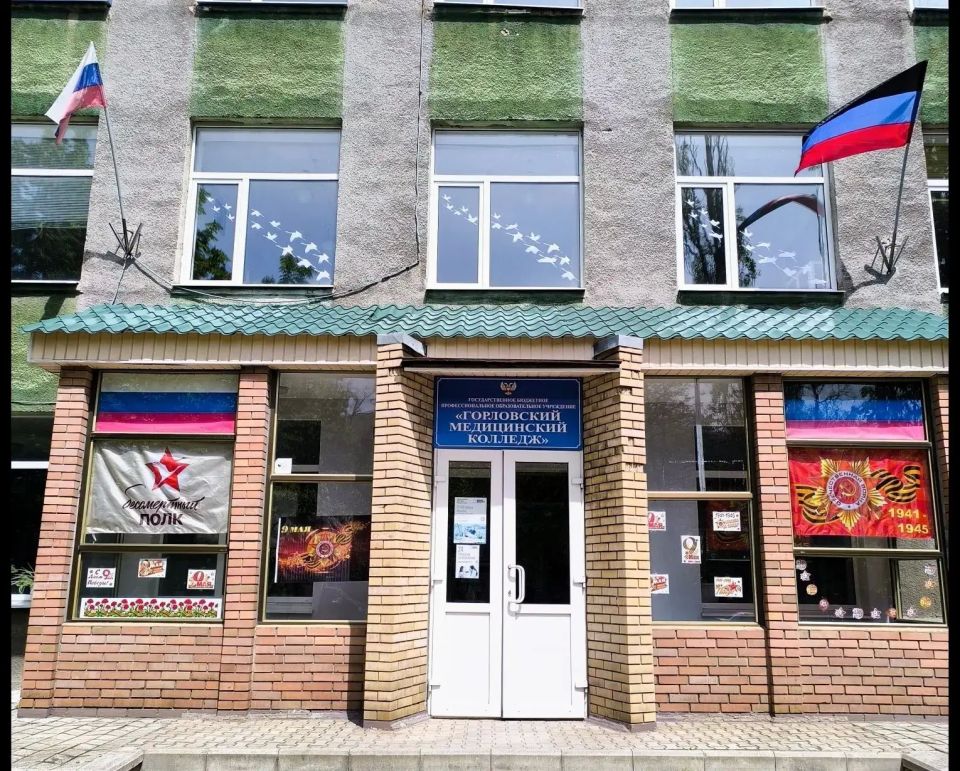 Жители Центрально-Городского внутригородского района Горловка принимают участие в акции «Окна Победы» Жители Центрально-Городского внутригородского района Горловка принимают участие в акции «Окна Победы»