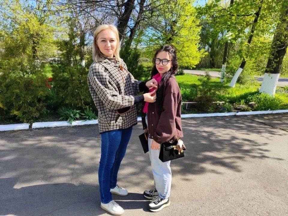 Единороссы Калининского района Горловки присоединились к международной акции «Георгиевская лента» Единороссы Калининского района Горловки присоединились к международной акции «Георгиевская лента»
