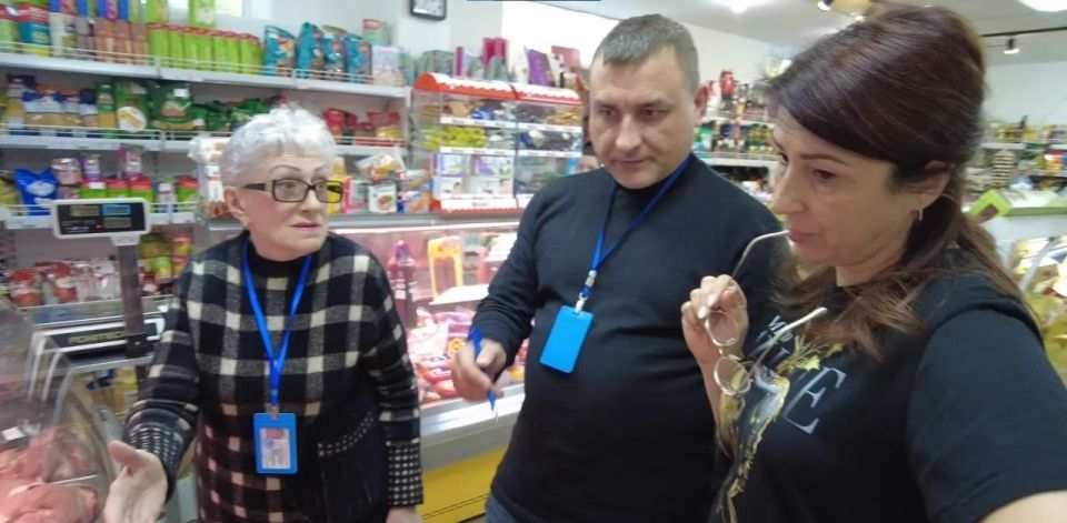 Роман Конев: В четверг, 7 мая, члены Народного контроля провели инспекцию нескольких магазинов в Калининском районе Горловки Роман Конев: В четверг, 7 мая, члены Народного контроля провели инспекцию нескольких магазинов в Калининском районе Горловки