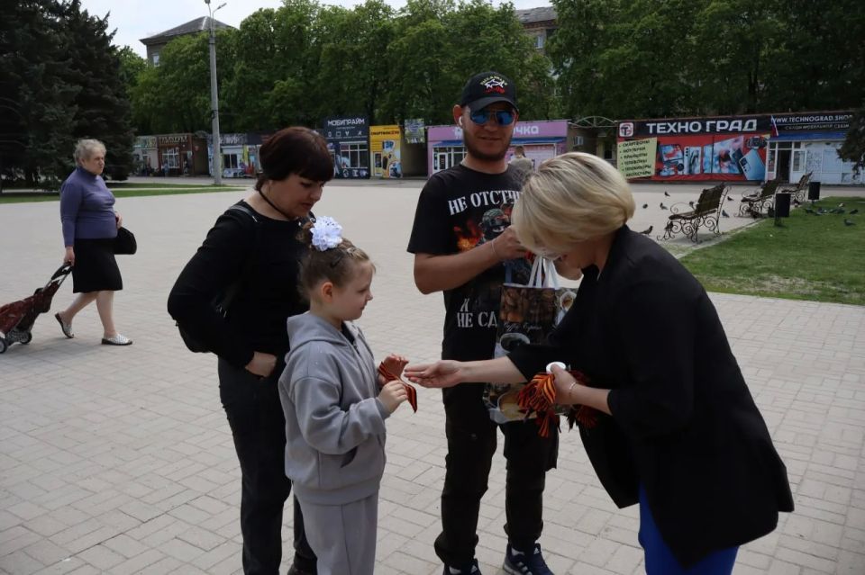 В Центрально-Городском районе Горловки прошла акция по раздаче георгиевских лент В Центрально-Городском районе Горловки прошла акция по раздаче георгиевских лент