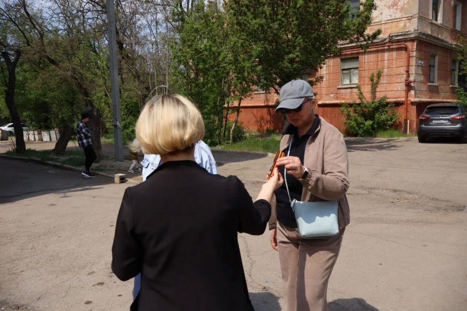 В Центрально-Городском районе Горловки прошла акция по раздаче георгиевских лент В Центрально-Городском районе Горловки прошла акция по раздаче георгиевских лент