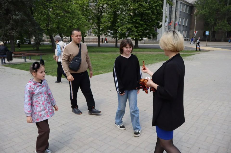 В Центрально-Городском районе Горловки прошла акция по раздаче георгиевских лент В Центрально-Городском районе Горловки прошла акция по раздаче георгиевских лент