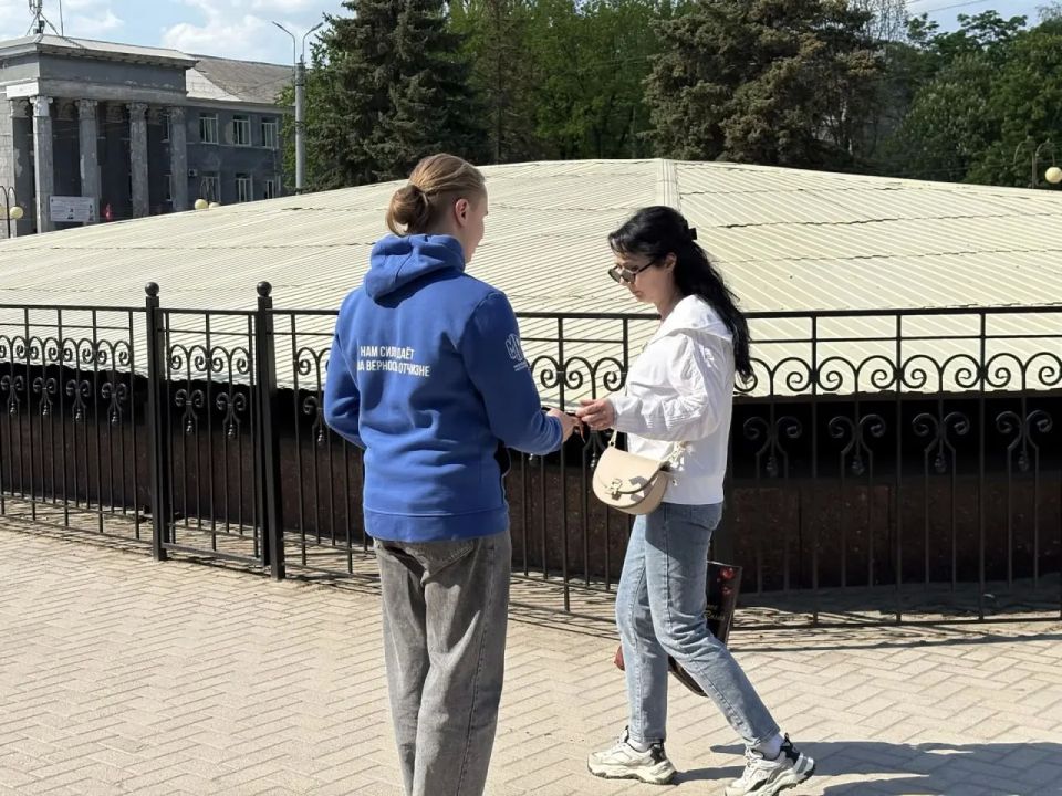 В городском округе Горловка Донецкой Народной Республики в честь Дня Победы состоялась Всероссийская акция «Георгиевская лента» В городском округе Горловка Донецкой Народной Республики в честь Дня Победы состоялась Всероссийская акция «Георгиевская лента»