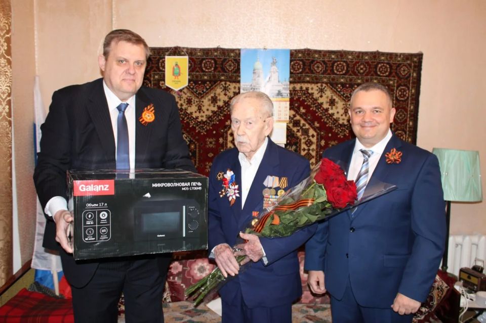 Сегодня, 9 мая, первый заместитель главы администрации городского округа Горловка Павел Калиниченко совместно с заместителем главы администрации городского округа Горловка Алексеем Ивахненко, заместителем руководителя Управы... Сегодня, 9 мая, первый заместитель главы администрации городского округа Горловка Павел Калиниченко совместно с заместителем главы администрации городского округа Горловка Алексеем Ивахненко, заместителем руководителя Управы...