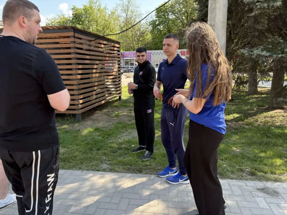 В городском округе Горловка Донецкой Народной Республики в честь Дня Победы состоялась Всероссийская акция «Георгиевская лента» В городском округе Горловка Донецкой Народной Республики в честь Дня Победы состоялась Всероссийская акция «Георгиевская лента»
