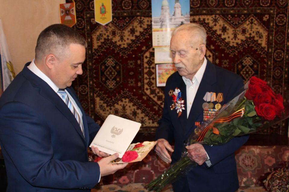 Сегодня, 9 мая, первый заместитель главы администрации городского округа Горловка Павел Калиниченко совместно с заместителем главы администрации городского округа Горловка Алексеем Ивахненко, заместителем руководителя Управы... Сегодня, 9 мая, первый заместитель главы администрации городского округа Горловка Павел Калиниченко совместно с заместителем главы администрации городского округа Горловка Алексеем Ивахненко, заместителем руководителя Управы...