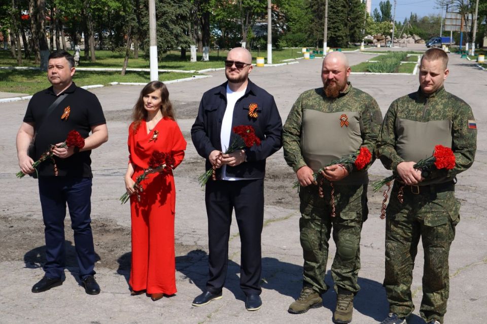 Иван Приходько: В Центрально-Городском внутригородском районе Горловки возложили цветы к памятнику в сквере Советской армии Иван Приходько: В Центрально-Городском внутригородском районе Горловки возложили цветы к памятнику в сквере Советской армии