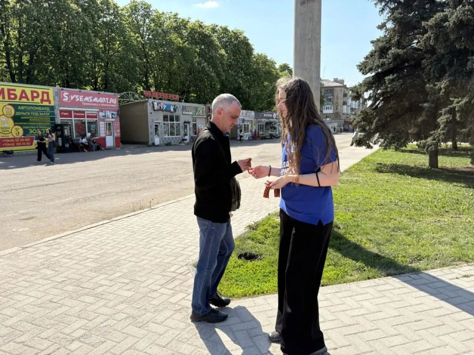 В городском округе Горловка Донецкой Народной Республики в честь Дня Победы состоялась Всероссийская акция «Георгиевская лента» В городском округе Горловка Донецкой Народной Республики в честь Дня Победы состоялась Всероссийская акция «Георгиевская лента»