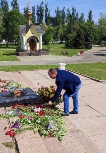 Роман Конев: Сегодня, в День Великой Победы, депутаты Горловского городского совета первого созыва Светлана Евсеенко, Олег Сладкевич, Елена Кузьмина, Сергей Медведев, Андрей Костюк, Инает Розводова, Николай Гальченко, Сергей... Роман Конев: Сегодня, в День Великой Победы, депутаты Горловского городского совета первого созыва Светлана Евсеенко, Олег Сладкевич, Елена Кузьмина, Сергей Медведев, Андрей Костюк, Инает Розводова, Николай Гальченко, Сергей...