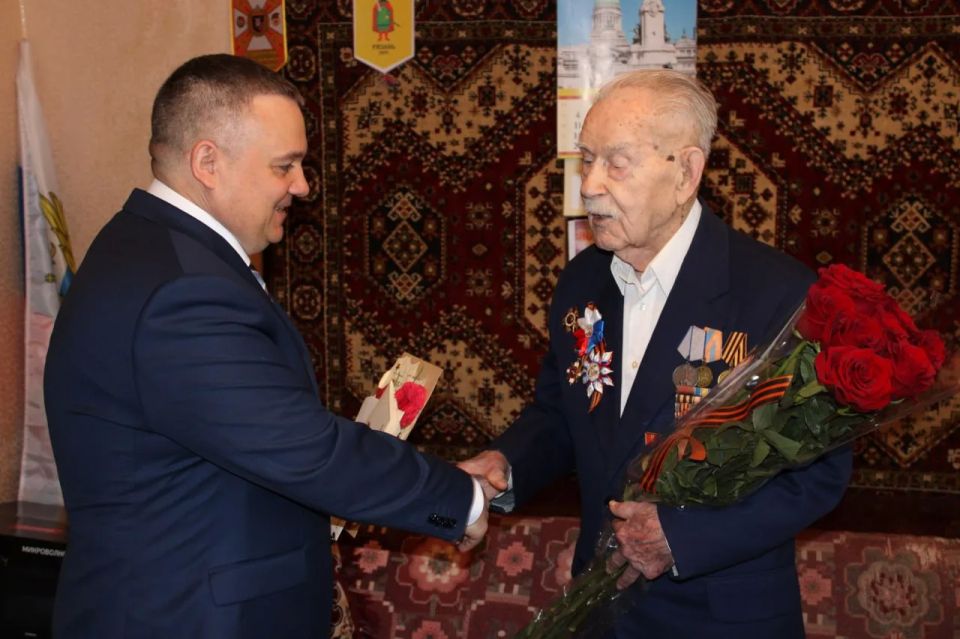 Сегодня, 9 мая, первый заместитель главы администрации городского округа Горловка Павел Калиниченко совместно с заместителем главы администрации городского округа Горловка Алексеем Ивахненко, заместителем руководителя Управы... Сегодня, 9 мая, первый заместитель главы администрации городского округа Горловка Павел Калиниченко совместно с заместителем главы администрации городского округа Горловка Алексеем Ивахненко, заместителем руководителя Управы...