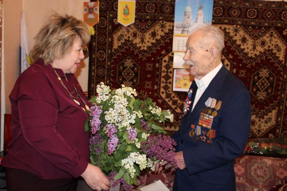 Сегодня, 9 мая, первый заместитель главы администрации городского округа Горловка Павел Калиниченко совместно с заместителем главы администрации городского округа Горловка Алексеем Ивахненко, заместителем руководителя Управы... Сегодня, 9 мая, первый заместитель главы администрации городского округа Горловка Павел Калиниченко совместно с заместителем главы администрации городского округа Горловка Алексеем Ивахненко, заместителем руководителя Управы...