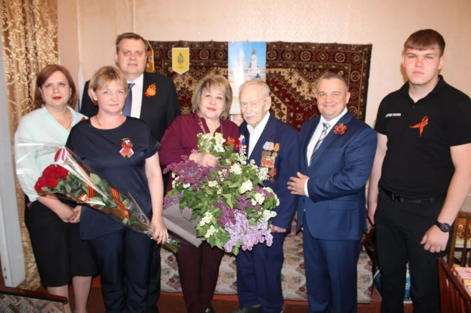 Сегодня, 9 мая, первый заместитель главы администрации городского округа Горловка Павел Калиниченко совместно с заместителем главы администрации городского округа Горловка Алексеем Ивахненко, заместителем руководителя Управы... Сегодня, 9 мая, первый заместитель главы администрации городского округа Горловка Павел Калиниченко совместно с заместителем главы администрации городского округа Горловка Алексеем Ивахненко, заместителем руководителя Управы...