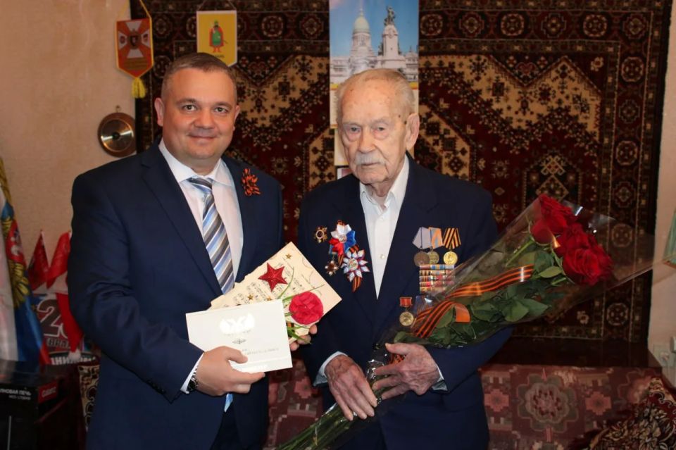 Сегодня, 9 мая, первый заместитель главы администрации городского округа Горловка Павел Калиниченко совместно с заместителем главы администрации городского округа Горловка Алексеем Ивахненко, заместителем руководителя Управы... Сегодня, 9 мая, первый заместитель главы администрации городского округа Горловка Павел Калиниченко совместно с заместителем главы администрации городского округа Горловка Алексеем Ивахненко, заместителем руководителя Управы...