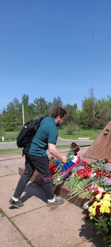 Роман Конев: Сегодня, в День Великой Победы, депутаты Горловского городского совета первого созыва Светлана Евсеенко, Олег Сладкевич, Елена Кузьмина, Сергей Медведев, Андрей Костюк, Инает Розводова, Николай Гальченко, Сергей... Роман Конев: Сегодня, в День Великой Победы, депутаты Горловского городского совета первого созыва Светлана Евсеенко, Олег Сладкевич, Елена Кузьмина, Сергей Медведев, Андрей Костюк, Инает Розводова, Николай Гальченко, Сергей...
