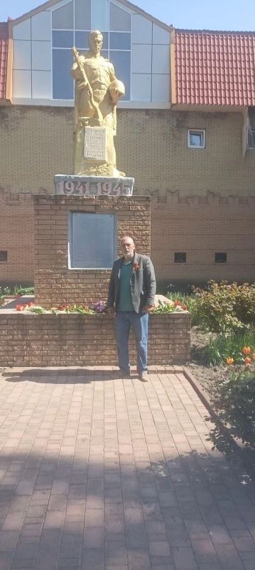 Роман Конев: Сегодня, в День Великой Победы, депутаты Горловского городского совета первого созыва Светлана Евсеенко, Олег Сладкевич, Елена Кузьмина, Сергей Медведев, Андрей Костюк, Инает Розводова, Николай Гальченко, Сергей... Роман Конев: Сегодня, в День Великой Победы, депутаты Горловского городского совета первого созыва Светлана Евсеенко, Олег Сладкевич, Елена Кузьмина, Сергей Медведев, Андрей Костюк, Инает Розводова, Николай Гальченко, Сергей...
