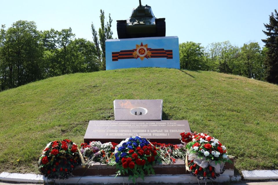Иван Приходько: В Центрально-Городском внутригородском районе Горловки возложили цветы к памятнику в сквере Советской армии Иван Приходько: В Центрально-Городском внутригородском районе Горловки возложили цветы к памятнику в сквере Советской армии
